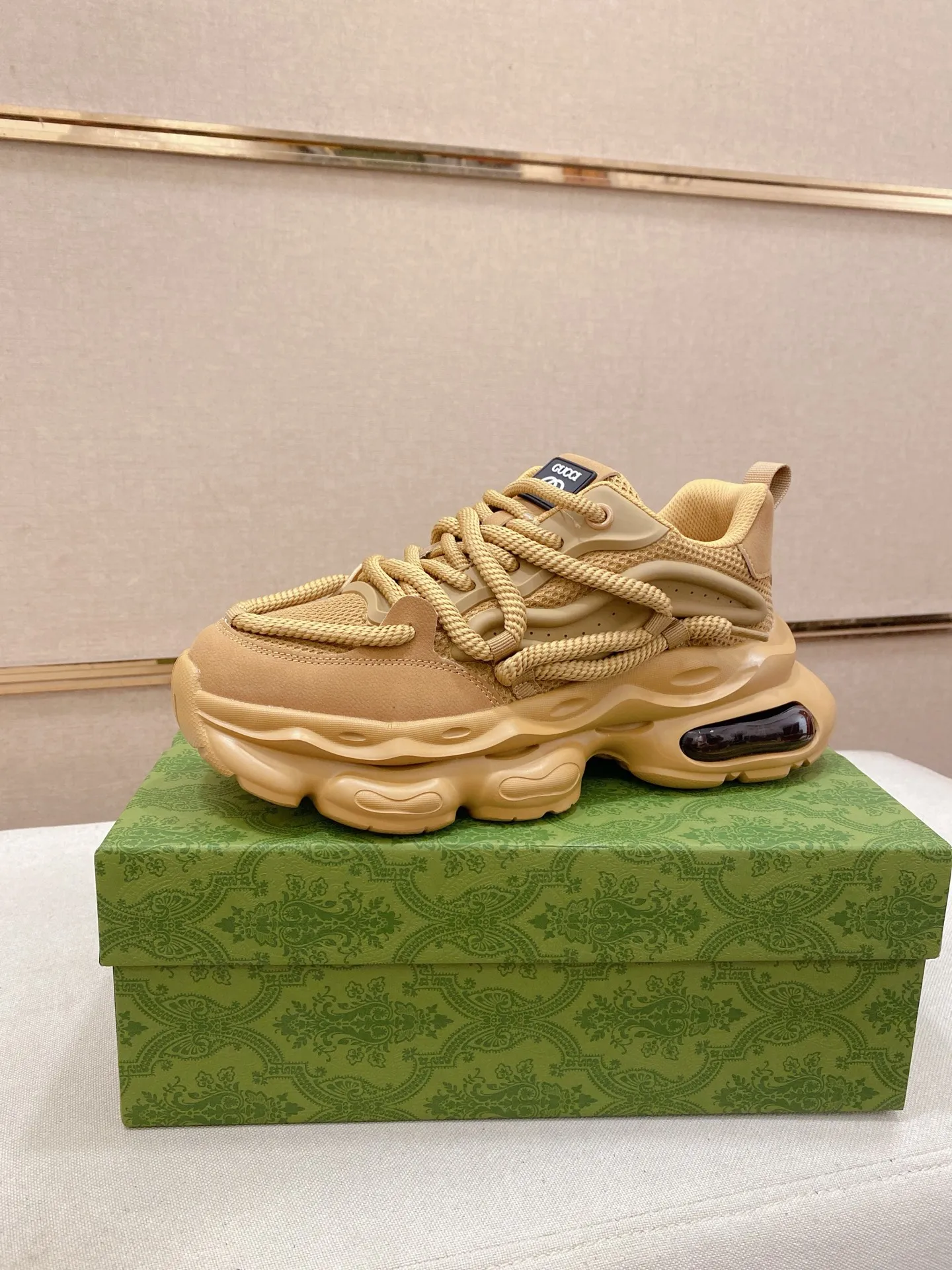 Men's shoes 💰 480💰🇮🇹🇮🇹GUCCI (Gucci) top 🔍🔍 new models are on sale at the same time at the counter. The upper 🇮🇹 is made of top-grain cowhide imported from Italy. Fully imported genuine leather lining 💪💪, completely 1⃣️ to 1⃣️ replica 🇮🇹💪💪, ⚠ sole: original sole provided by the original factory, exclusive movable molded sole super comfortable, ⚠ original factory follow-up, 🔍🔍 high quality, you can go in and out of the counter at will, welcome to compare⚠. Code number:38-44